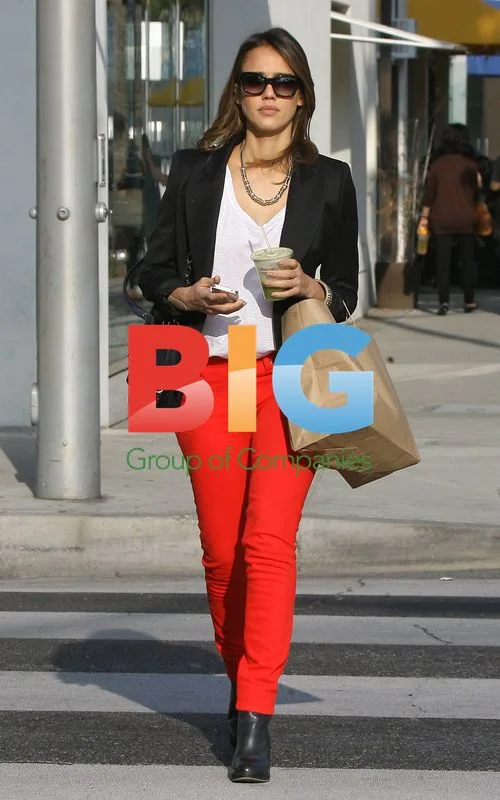Jessica Alba Stops for Coffee in LA