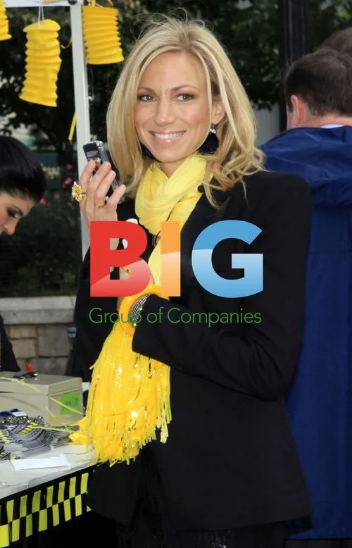 Debbie Gibson Sells Guide Books on Celebrity Apprentice