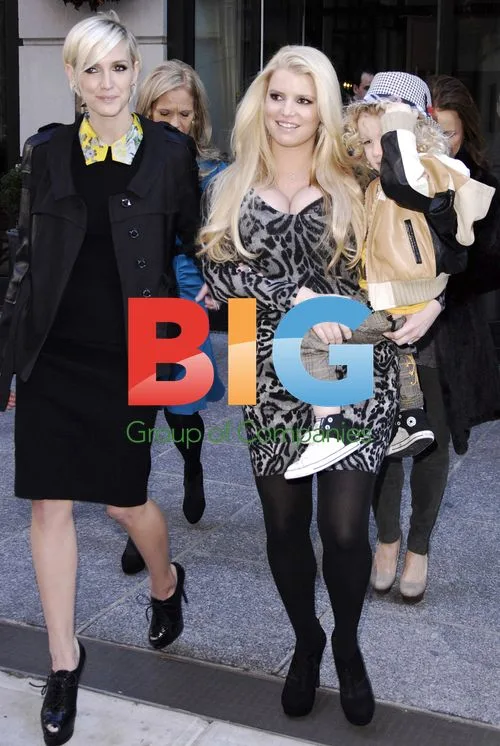 Pregnant Jessica Simpson Carries Nephew