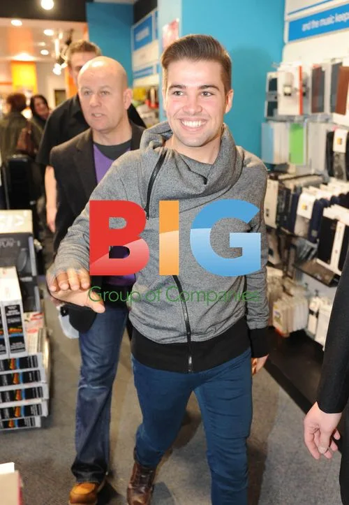Joe McElderry Signs 'Classic Christmas' Album