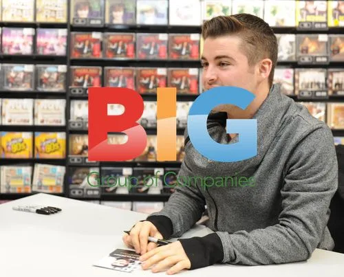 Joe McElderry Signs Album 'Classic Christmas'
