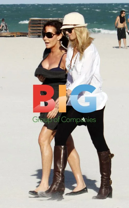Elin Nordegren Spends Afternoon on Miami Beach