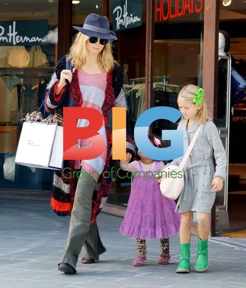 Heidi Klum out shopping with daughters
