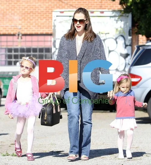Jennifer Garner Drops Off Daughters at Ballet