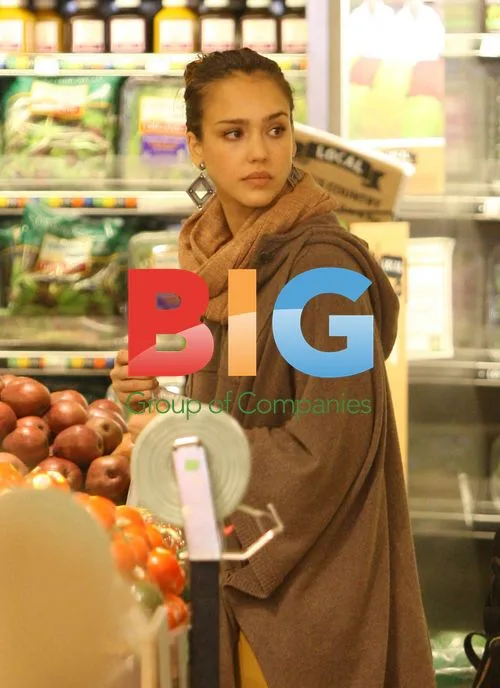 Jessica Alba with family at Whole Foods