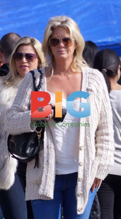 Rachel Hunter shops at LA flea market