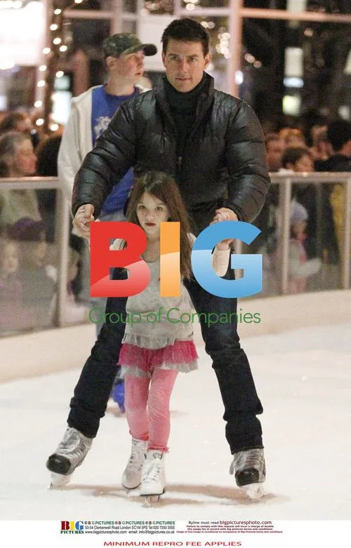 Tom Cruise and Katie Holmes with Daughter Suri in Pittsburgh