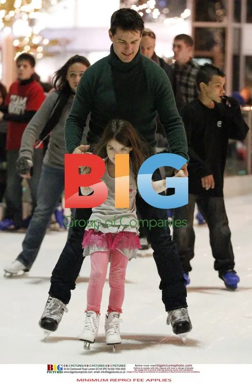 Tom Cruise and Family Enjoy Pittsburgh Outing