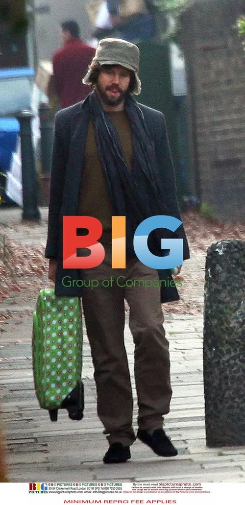 Jason Orange and Catherine Tate pack up car