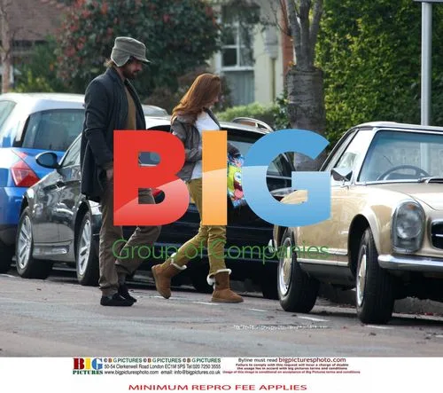 Jason Orange and Catherine Tate pack up car