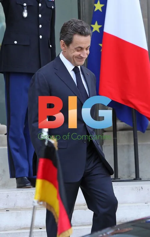 Sarkozy Awaits Merkel at Elysee Palace
