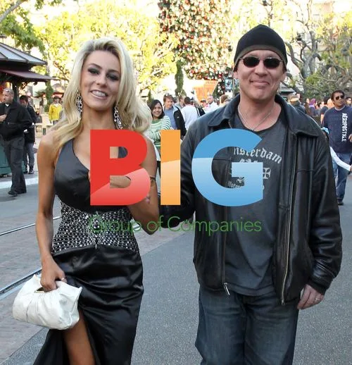 Doug Hutchinson and Alexis Stodden out shopping