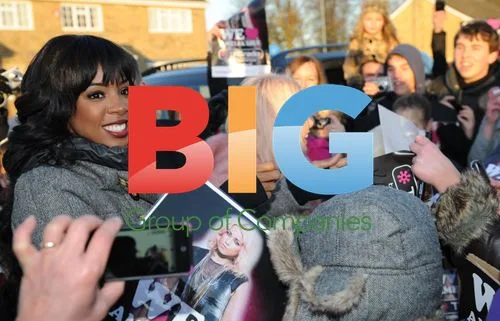 Amelia Lily Mobbed by Fans With Kelly Rowland