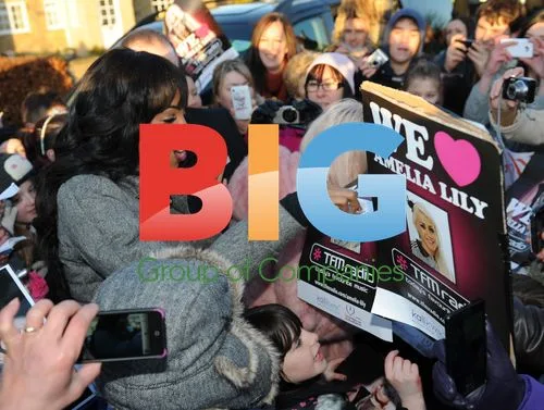 Amelia Lily gets mobbed by fans with Kelly Rowland