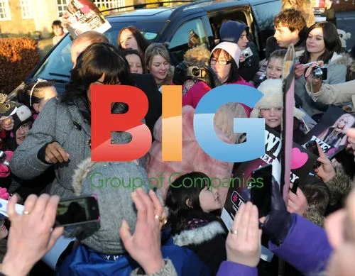 X Factor's Amelia Lily Mobbed by Fans with Kelly Rowland
