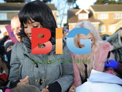 Amelia Lily Mobbed by Fans with Kelly Rowland