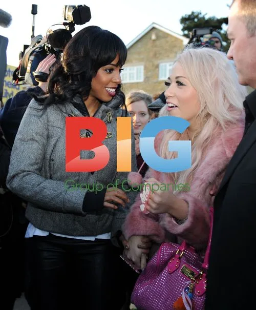 Amelia Lily Mobbed by Fans with Kelly Rowland