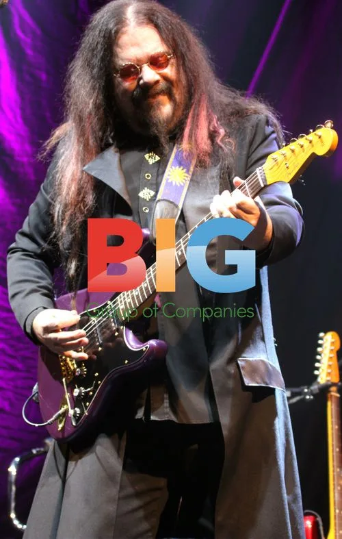 Roy Wood Performs with Status Quo