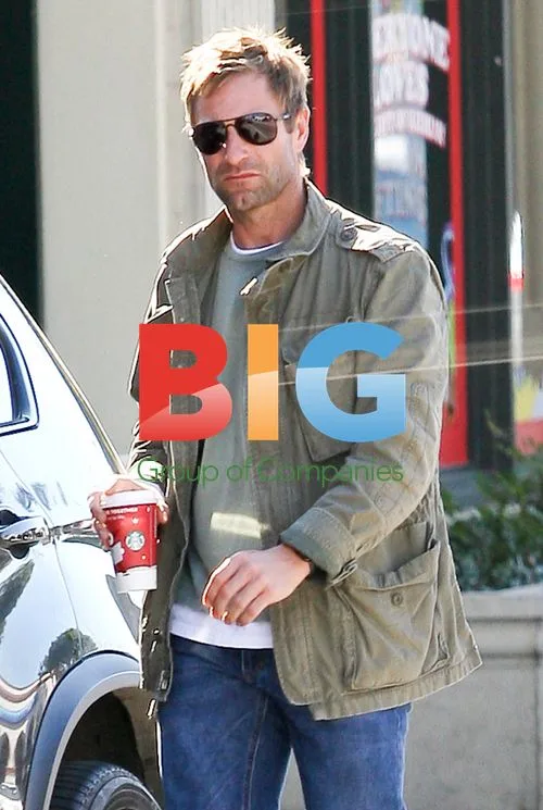 Aaron Eckhart Gets Coffee in Brentwood
