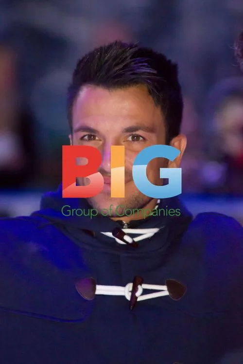 Peter Andre Skating Lesson at Bluewater