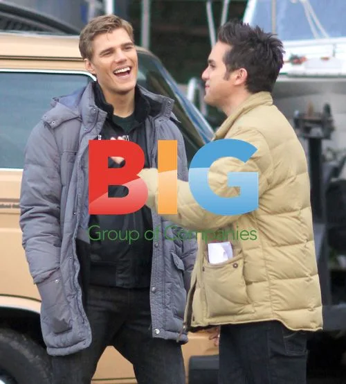 TV Stars Thomas Dekker and Chris Zylka Smoke on Break