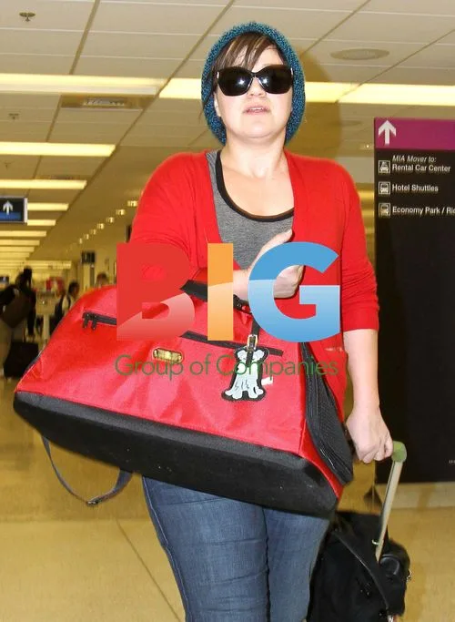 Kelly Clarkson smiles at Miami airport