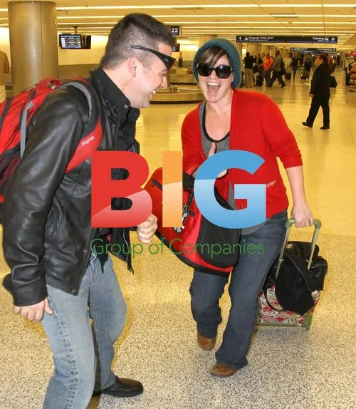 Kelly Clarkson Arrives in Miami