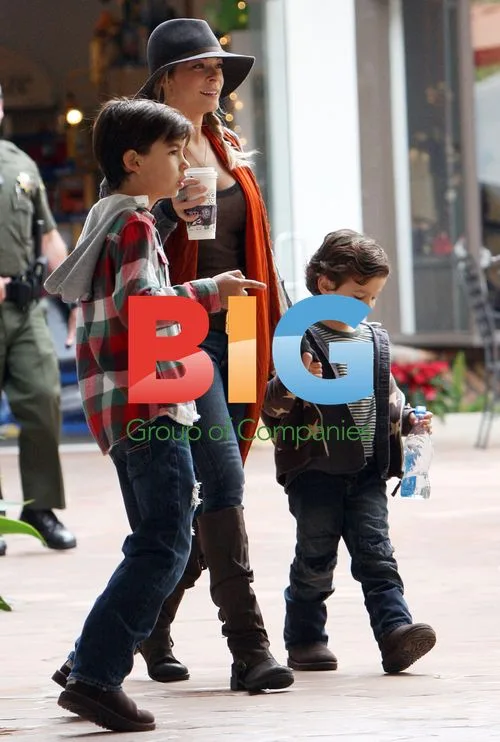 LeAnn Rimes Shopping with Family