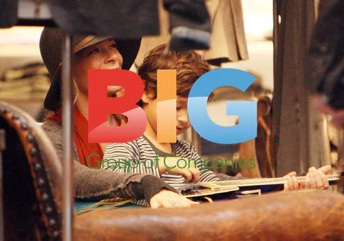 LeAnn Rimes Goes Shopping with Family