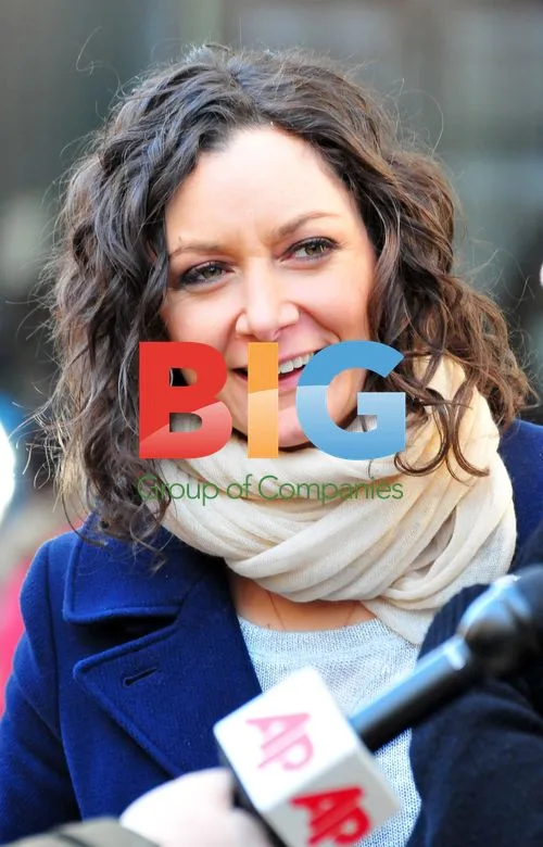 Sara Gilbert and Angela Bassett Enjoy Pastry in NYC