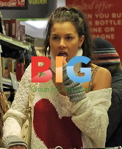 Imogen Thomas Goes Shopping in London