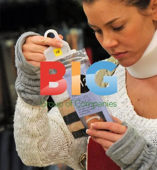 Imogen Thomas Shopping with Neck Brace