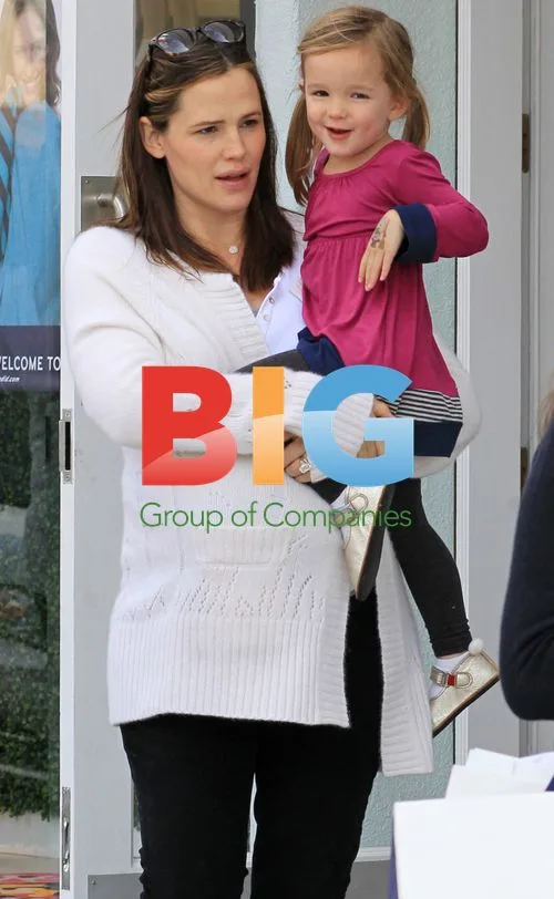 Jennifer Garner shopping with daughter