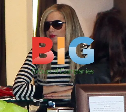 Ashley Tisdale Last Minute Shopping