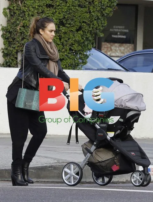 Jessica Alba Christmas Shopping