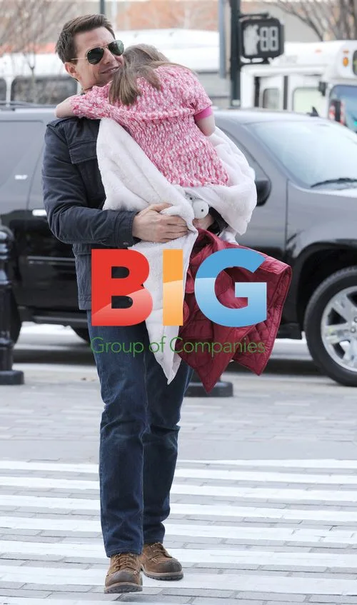 Tom Cruise Picks Up Daughter Suri