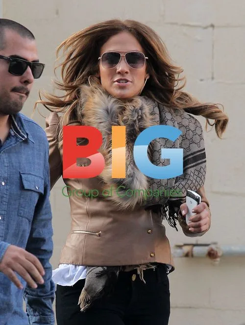 Jennifer Lopez and Caspar Smart Visit Jewelry Store