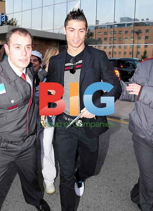 Real Madrid players deliver gifts to sick kids