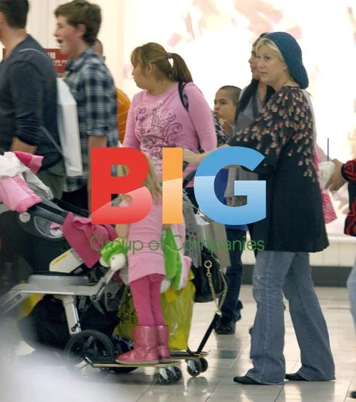 Tori Spelling and Dean McDermott Christmas Shopping