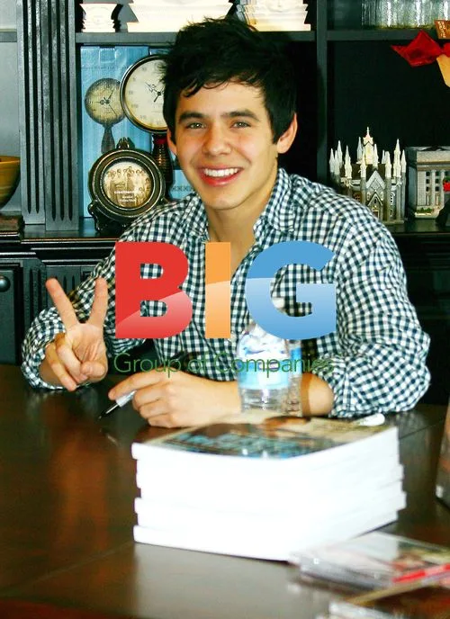 David Archuleta signs autographs