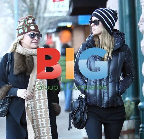 Nicky Hilton and Kathy Hilton window shopping