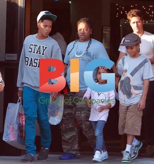 Shaquille O'Neal Christmas Shopping