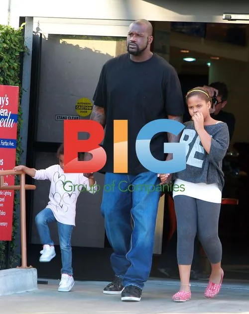 Shaquille O'Neal Christmas Shopping with Family
