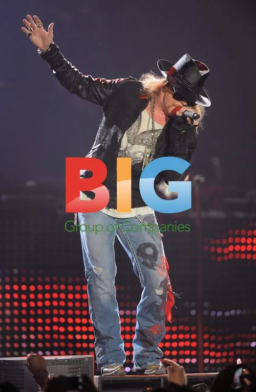 Axl Rose performs "Welcome to the Jungle"