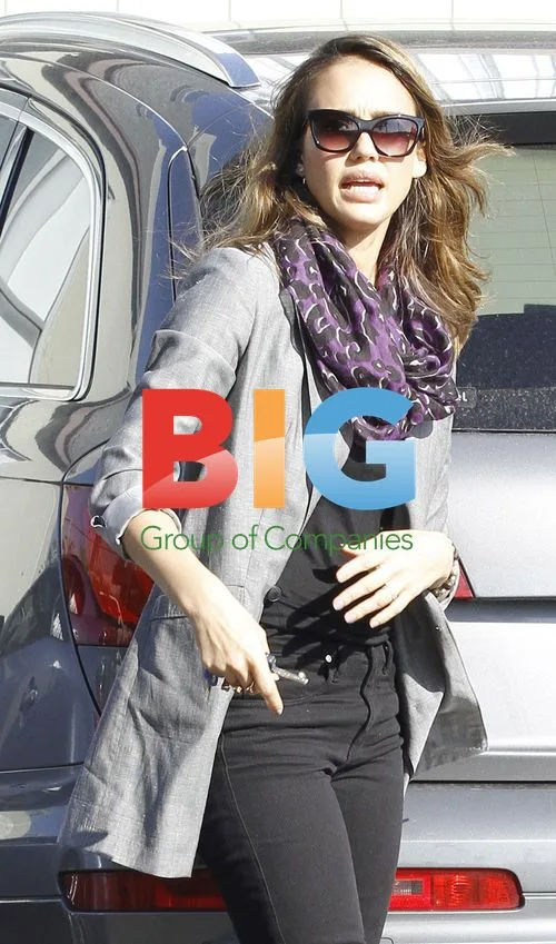 Jessica Alba arrives at office with daughter