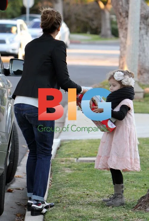 Jessica Alba out with daughters