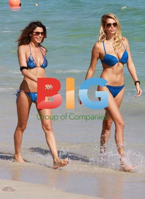 Claudia Galanti and friends at Miami Beach