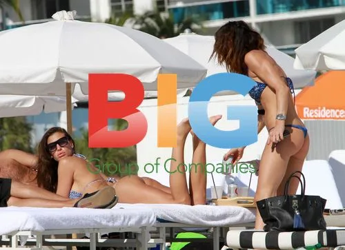 Claudia Galanti and friends at the beach in Miami