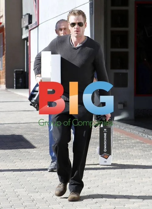 Eric Dane picks up packages