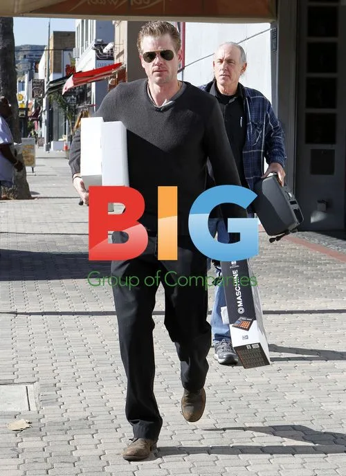Eric Dane Picks Up Packages